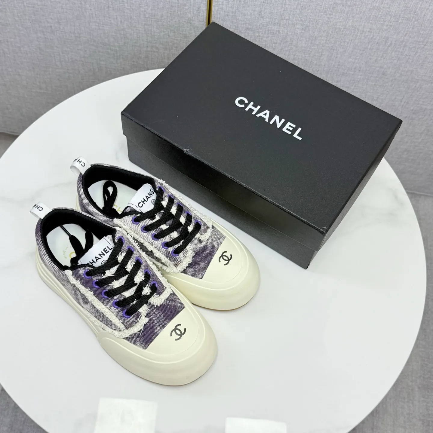 👟👟Ex-factory price 600👟👟Chanel Panda Shoes! 2025 counter's top casual sports shoes, this classic design; the upper is in the style of electric embroidery with various techniques; the outsole is fashionable and sporty; the unusual inclusion of a variety of color matching elements... The diversified mix and match is very good-looking and versatile, and can be used for leisure, fashion, sports, and outdoor... ꫛꫀꪝ Go➫ Materials: ❶Upper made of: original imported first-layer silk cowhide + original version waterproof cloth + original first-layer cowhide ❷Inner lining: Original Yangli+wang ❸ Outsole based on: Original TPU combination outsole Counter boutique packaging complete set for women 35–41
